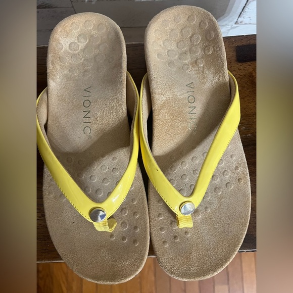 Vionic Yellow Mona W/ Button Thong Toe Post Casual Sandals.  Size 8 - Picture 4 of 7